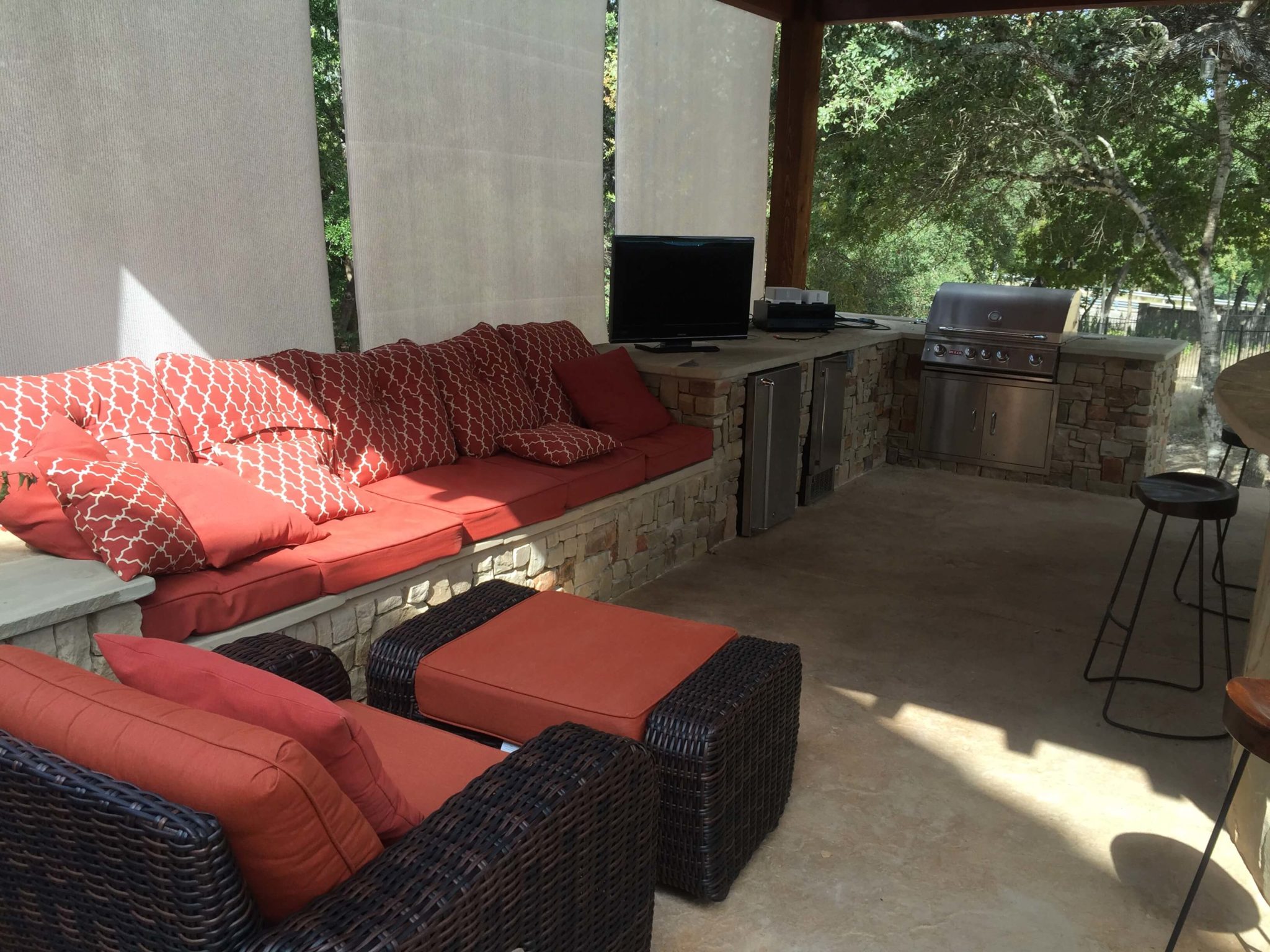 Pergola-with-Outdoor-Kitchen-and-Seating-Area